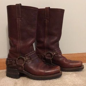 FRYE BOOTS 🔥 Size: 6 , Good Condition, Few scuffs